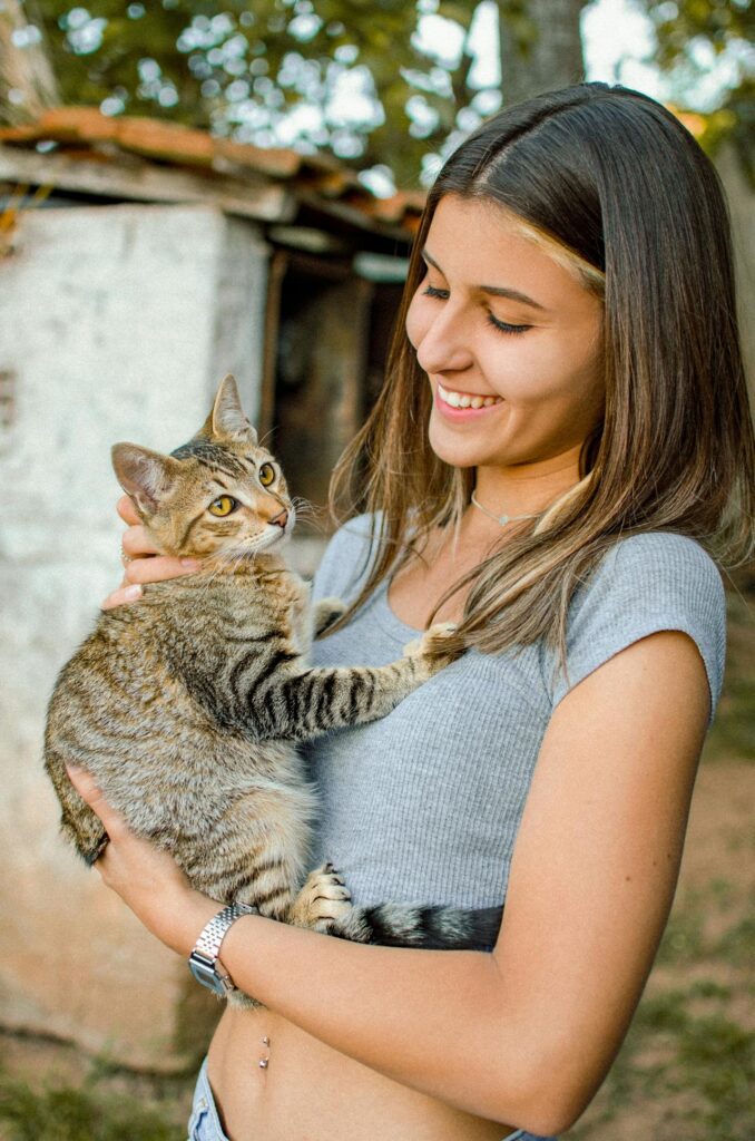 chat tenu par une femme souriante 